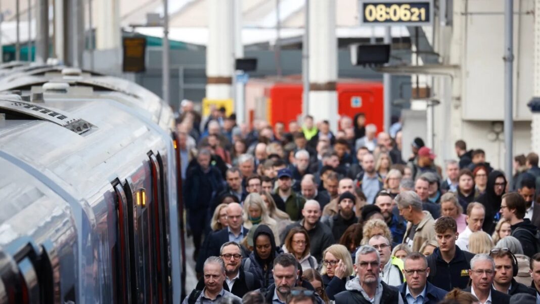 UK Chancellor Announces First Rail Fare Freeze in 30 Years