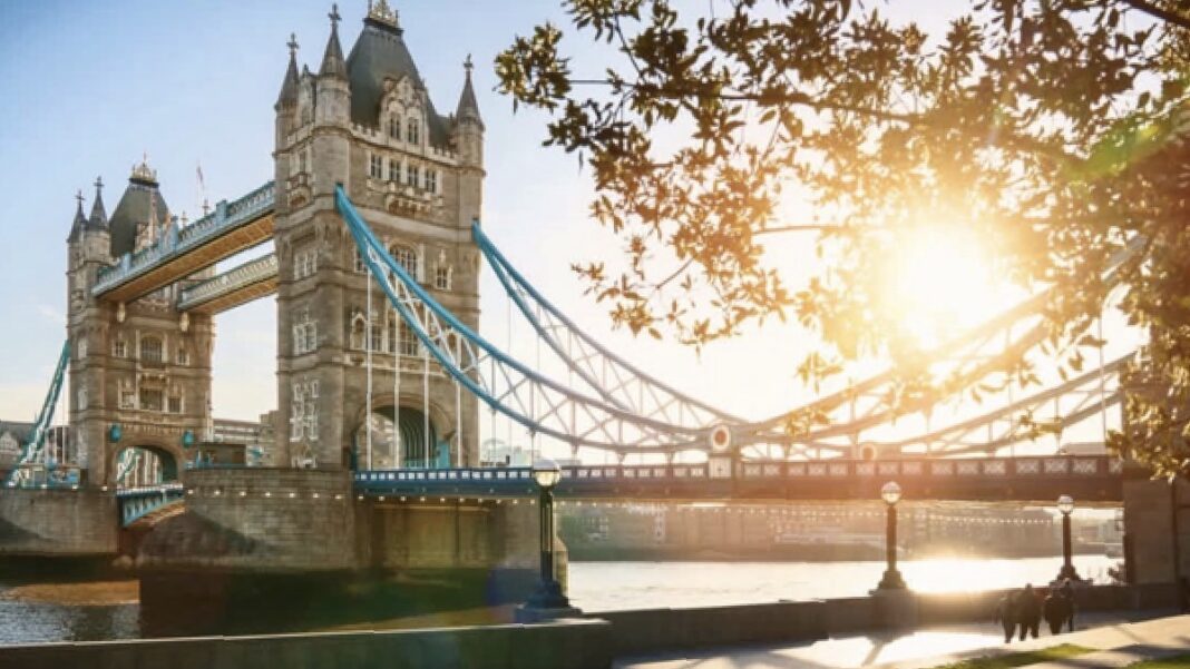 London Warms Up in Spring Sunshine