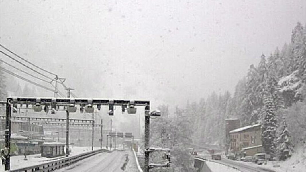 Avalanche Derails Swiss Train, Five Hurt