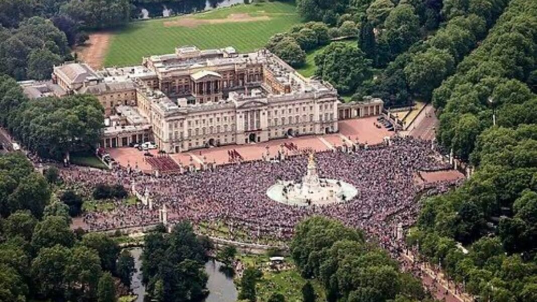 Buckingham Palace Opens for Summer Visitors Buckingham Palace Opens for Summer Visitors