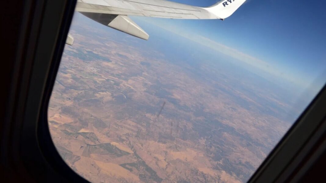 Ryanair Window Shatters Mid-Flight, Panic Ensues Ryanair Window Shatters Mid-Flight, Panic Ensues